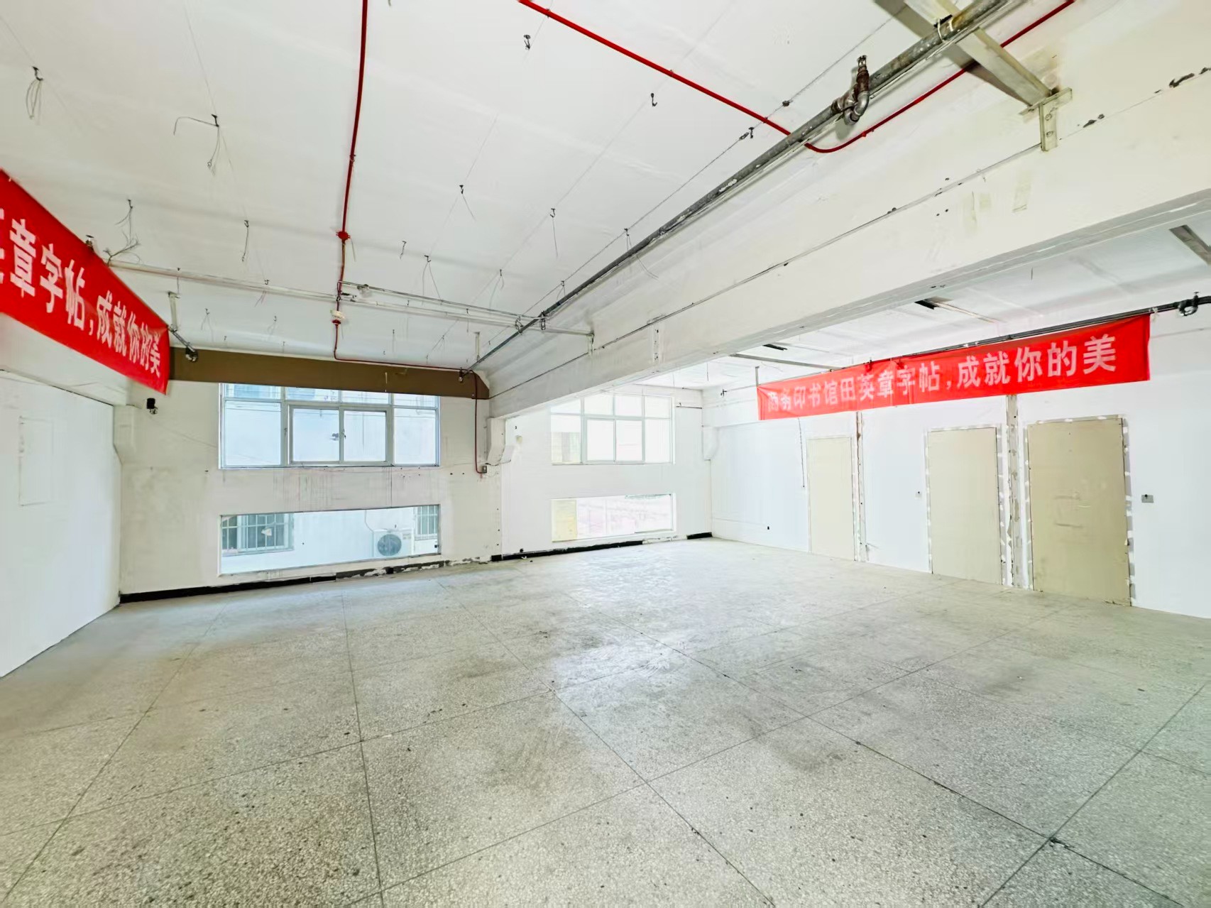 纸大线重点吸引人工智能应用、数字经济、电商直播、智能制造服务、软件开发、科技创新企业及创业团队入驻